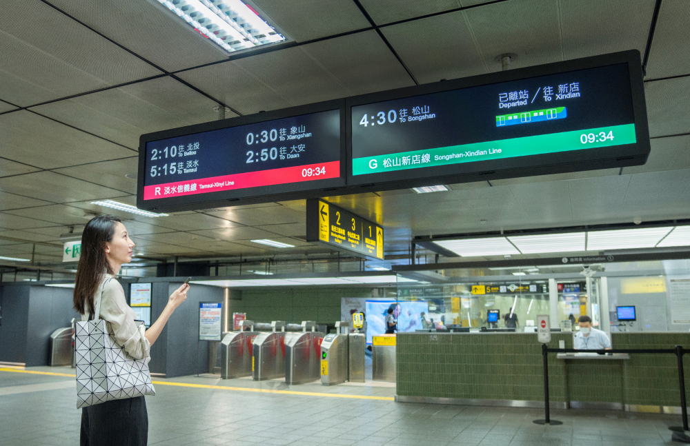達擎TARTAN顯示器的特殊長條型比例非常適合空間與高度有限的大眾運輸場域應用，具備工業等級高品質、高亮度、高解析與高色彩飽和度等優勢，打造都會智能車站新風貌。