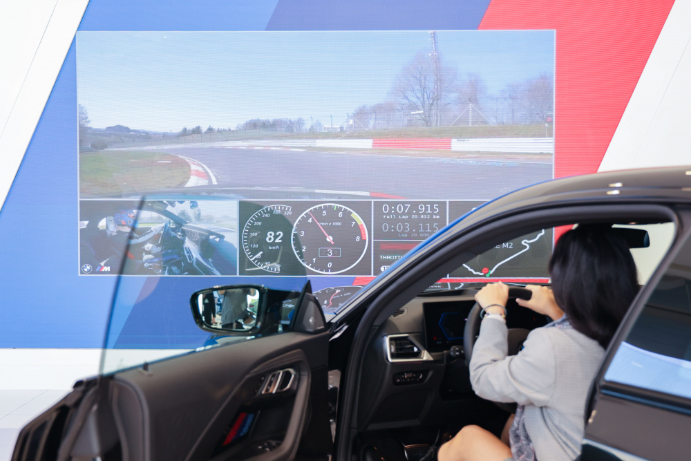 顧客按下虛擬Engine Start按鈕，啟動預選車款的引擎聲浪，螢幕同時呈現德國紐柏林賽道的試駕畫面，坐進車內一秒化身駕駛員馳騁奔騰