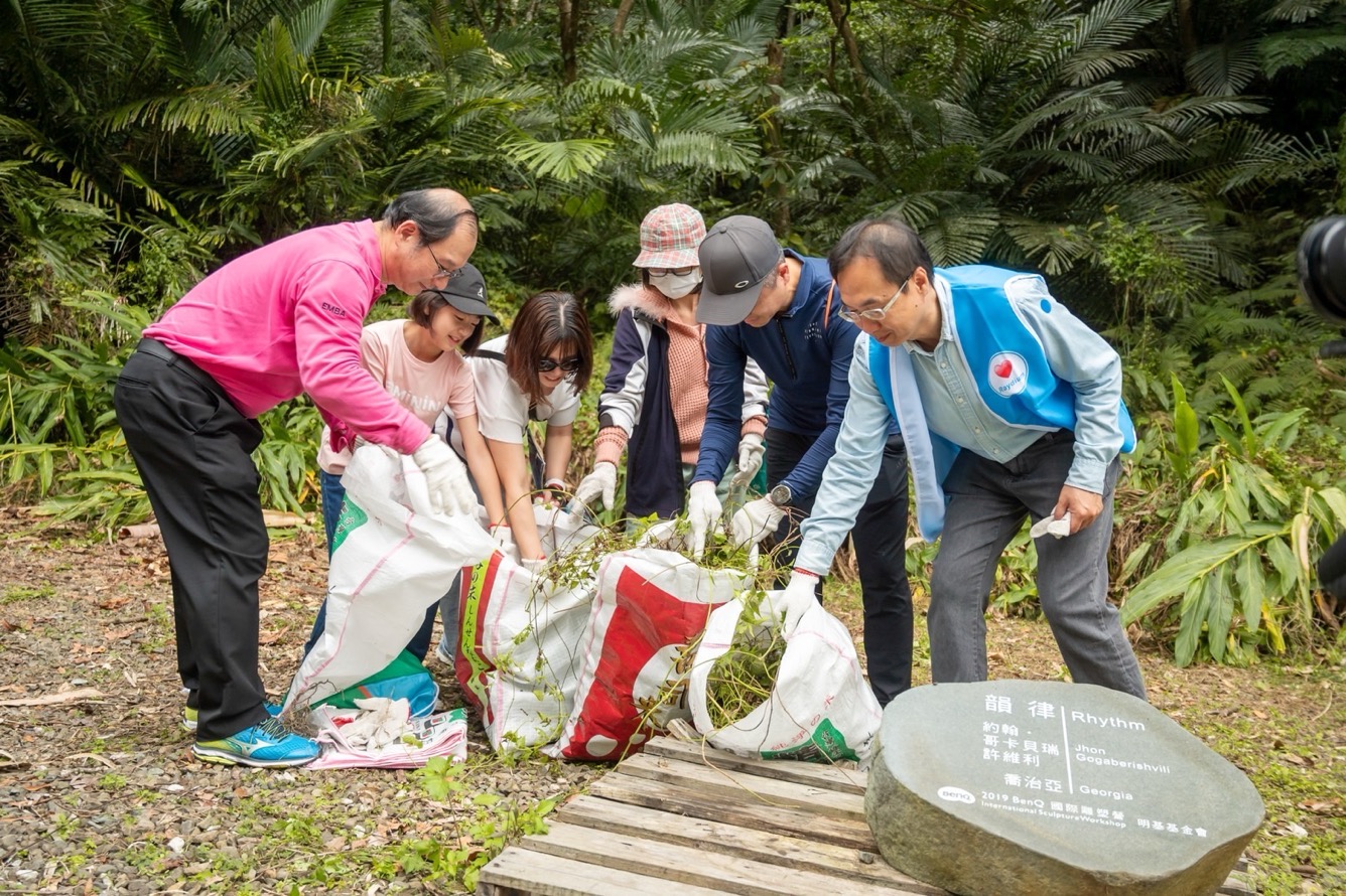 為共同守護在地物種，88BIFA永續基金會號召志工認識並移除「綠癌」: 外來入侵種小花蔓澤蘭