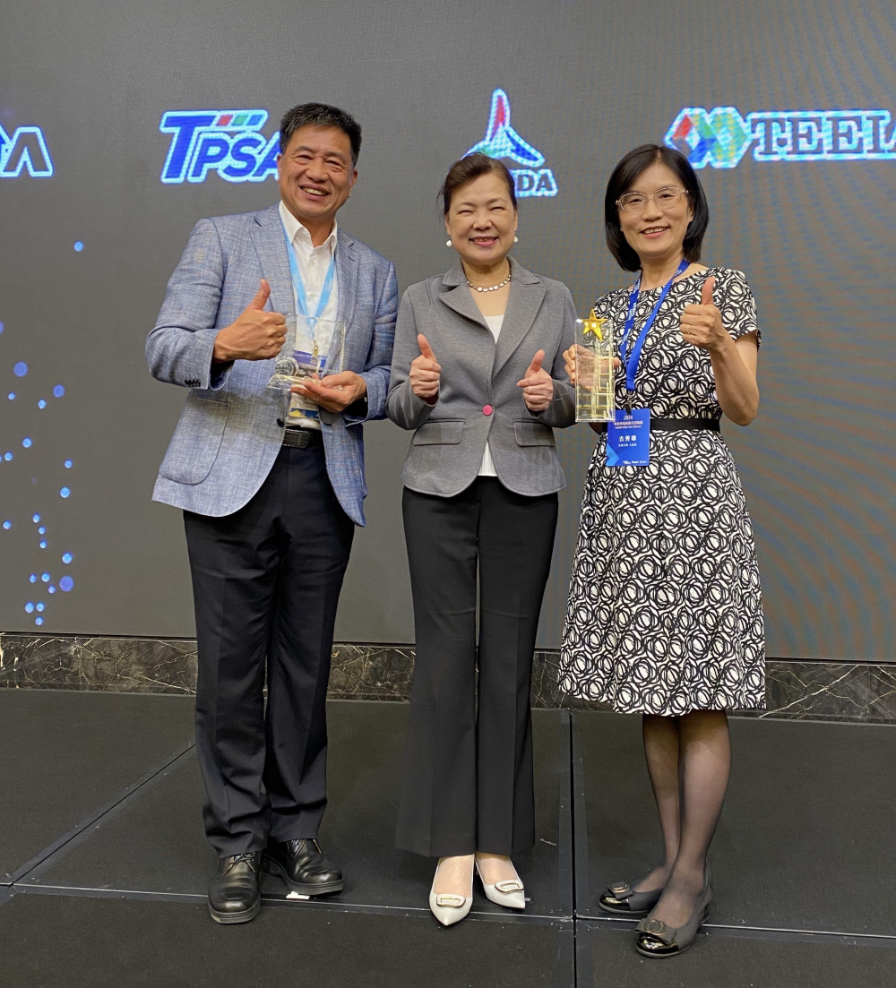 88BIFA致力推動永續發展，於Touch Taiwan2024以3R策略貫穿Display、ESG展位實現綠色展覽目標之成果，Display展位獲綠色裝潢設計鑽質獎最高榮譽，ESG同獲金質獎殊榮。由經濟部長王美花（中）親自頒予88BIFA光電董事長彭双浪（左）、88BIFA光電永續長古秀華（右）